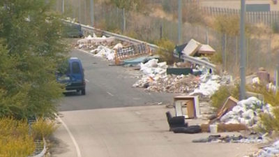 La basura llena un carril de una carretera de Vicálvaro usado como vertedero