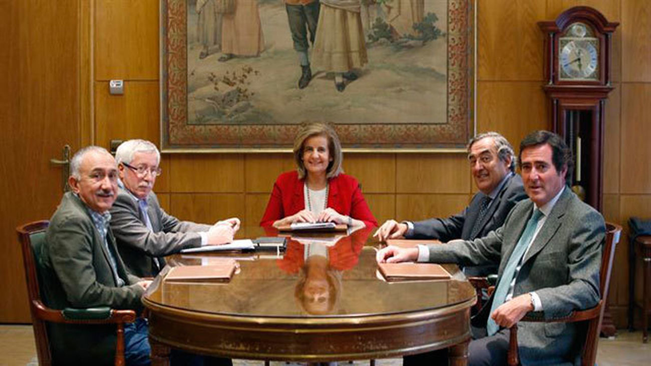 La ministra Bañez con respresentantes de sindicatos y patronal