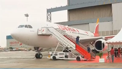 Cifuentes presenta la nueva línea aérea Madrid-Tokio de Iberia