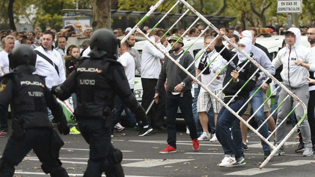 Batalla campal entre la Policía y los ultras polacos