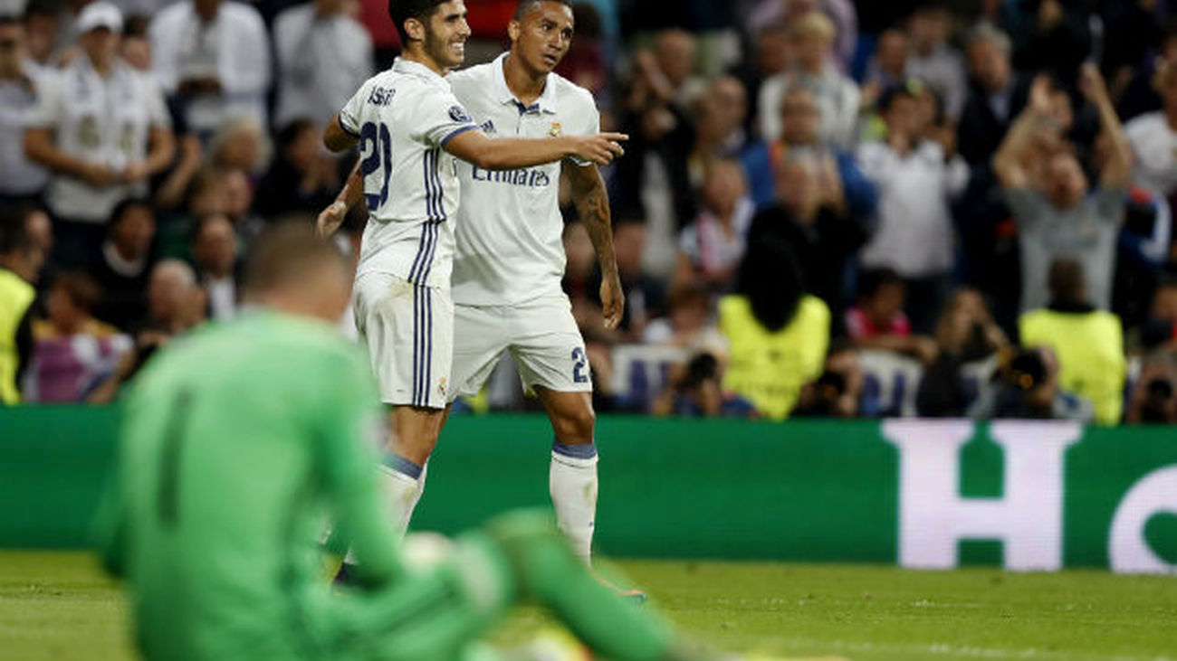 Asensio adelanta a James