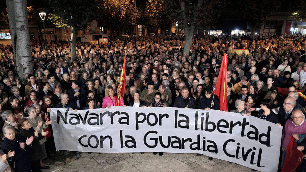 Cientos de personas se concentran en Pamplona en apoyo a la Guardia Civil