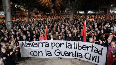 Cientos de personas se concentran en Pamplona en apoyo a la Guardia Civil