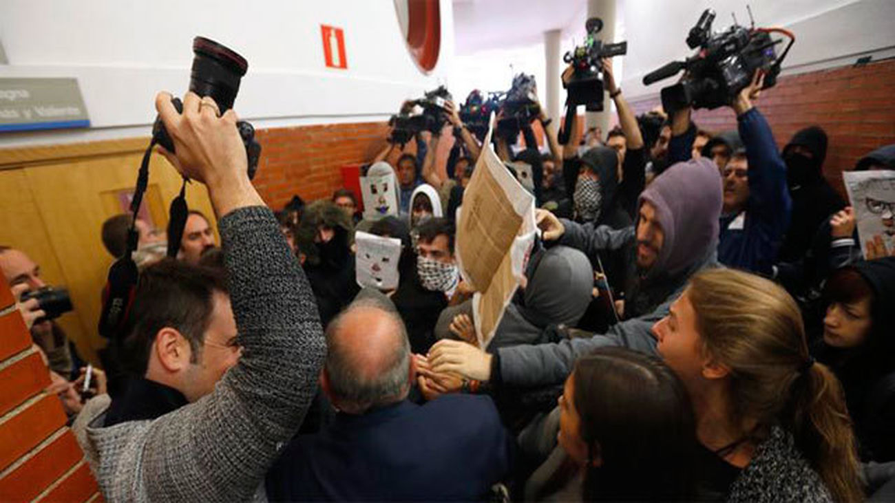 Decenas de jóvenes boicotean una conferencia de Felipe González  en la Autónoma