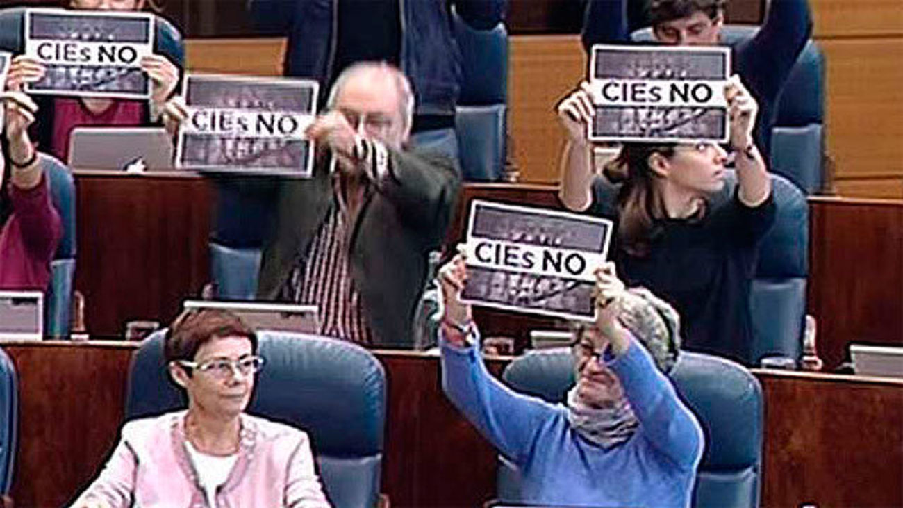 Pancartas de Podemos contra los CIEs