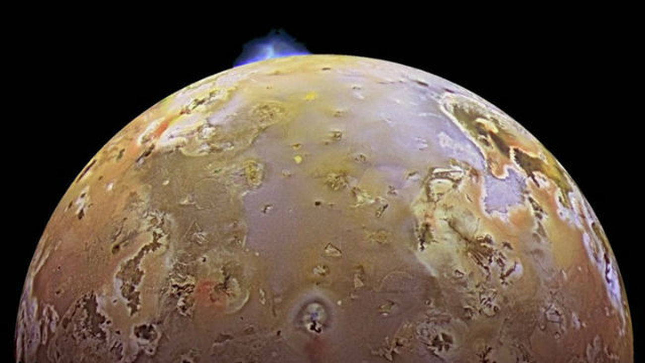 Una luna de Júpiter, el cuerpo con mayor actividad volcánica en el sistema solar