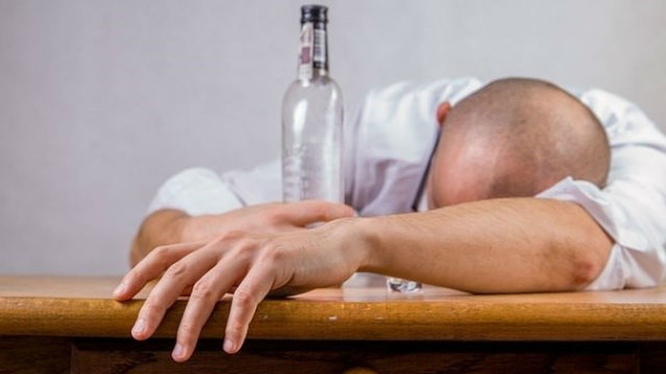 Más de la mitad de las personas que consumen alcohol en exceso sufren depresión