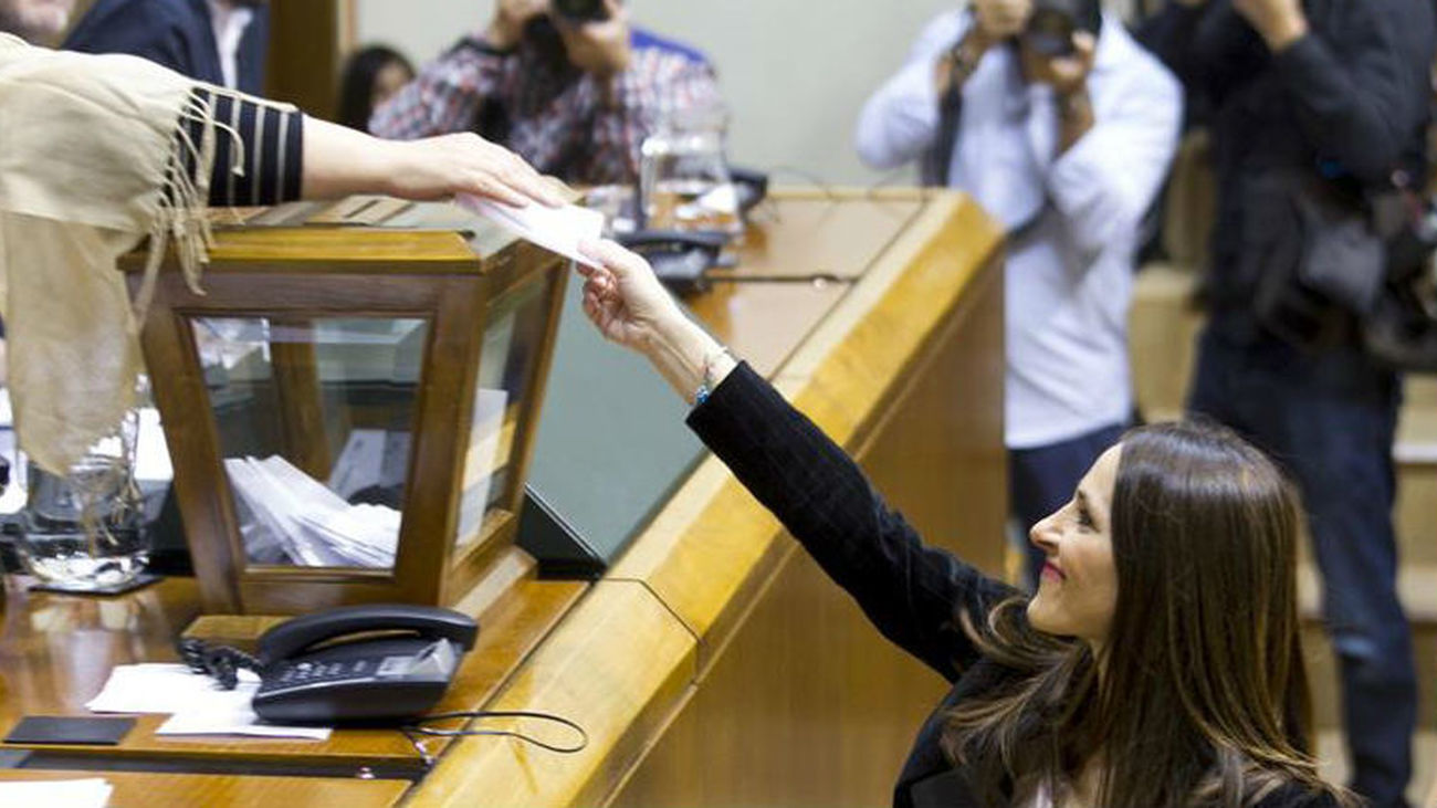 La presidententa saliente del Parlamento Vasco y candidata a la reelección, Bakartxo Tejería, vota durante la elección de la nu