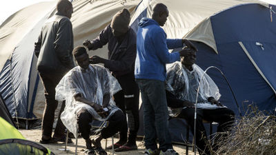 Tensión en Calais a pocas horas de la evacuación de su campo de inmigrantes