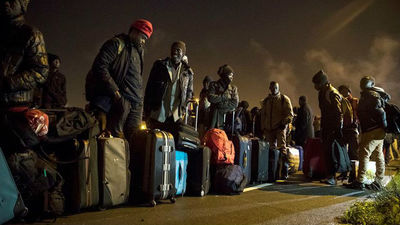 Comienza la evacuación del campo de inmigrantes de Calais con largas colas