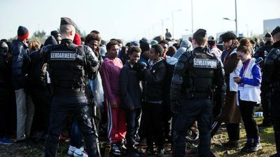 Calma tensa en el segundo día de evacuación del campamento de inmigrantes de Calais