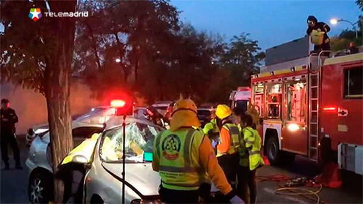 Entrevías: Dos menores heridos al chocar contra un arbol el coche en el que viajaban