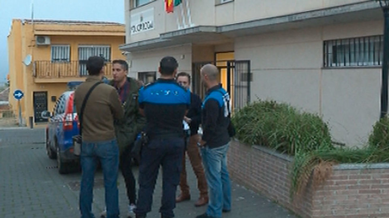 A los policías de Serranillos del Valle les bajan el suedo 860 euros al mes