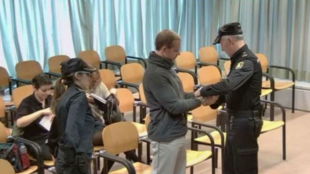 Una víctima del pederasta abrazada a su madre: "¿Va a volver este señor?"