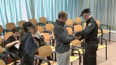 Una víctima del pederasta abrazada a su madre: "¿Va a volver este señor?"