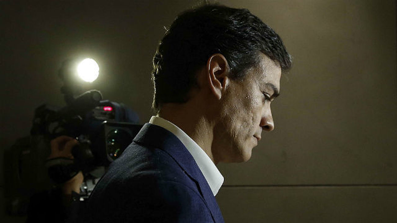 Sánchez deja su escaño en el Congreso y anuncia su candidatura al próximo Congreso del PSOE