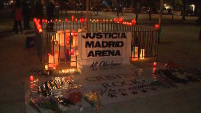 Vigilia de familiares y amigos de dos de las víctimas del Marid Arena