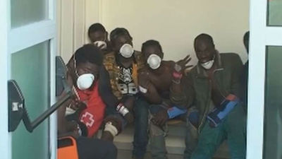 Son 32 los inmigrantes hospitalizados en Ceuta tras saltar la valla más de 200