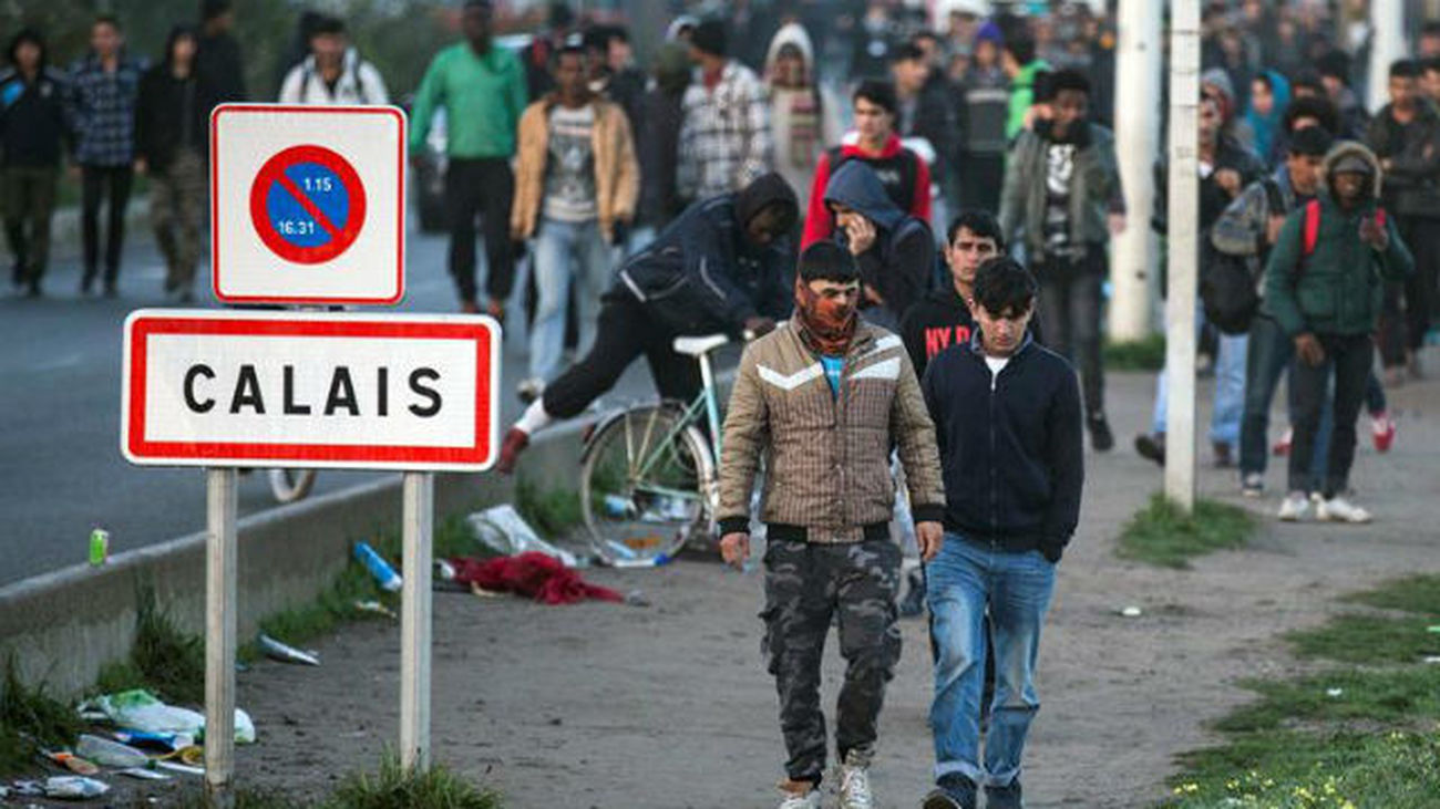 Un grupo de migrantes llegan al campamento de inmigrantes conocido como la "jungla" de Calais