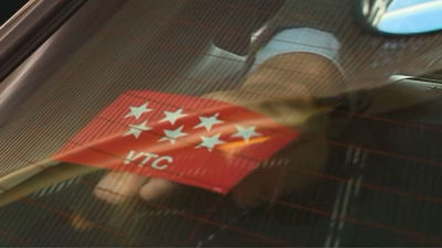 Distintivos para los 2.000 vehículos de alquiler con conductor acreditados