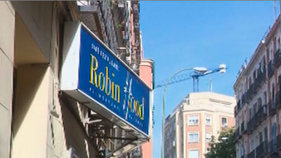 El padre Ángel da cenas gratis a los sintecho en sus restaurantes 'Robin Hood'