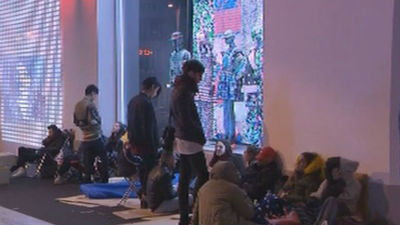 Cola multicultural en Gran Vía para comprar la colección de Kenzo para H&M