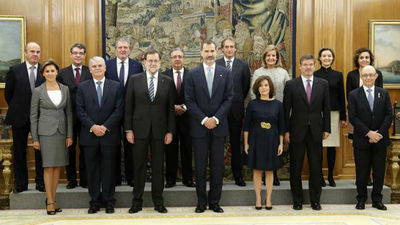 Los trece ministros del nuevo Gobierno de Rajoy juran sus cargos ante el Rey