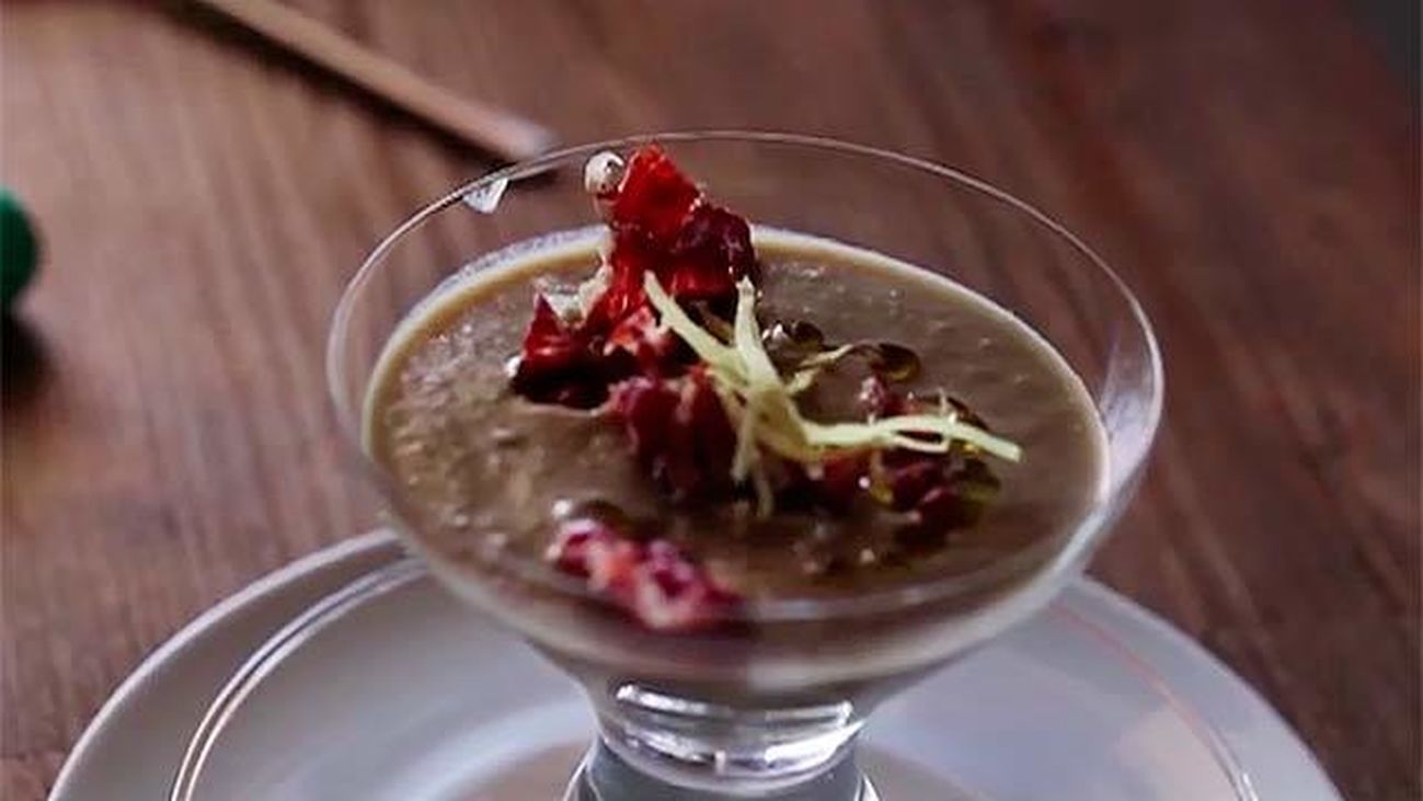 Crema de alcachofas con crocante de ibérico