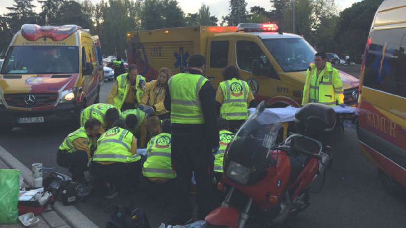 Un motorista herido grave tras golpear a un automóvil en el kilómetro 3,9 de la A-6