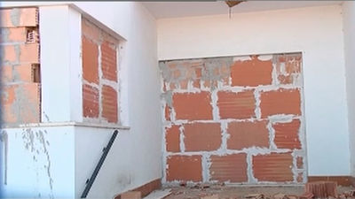 Los vecinos de un barrio de Utrera tapian las casas para evitar okupas