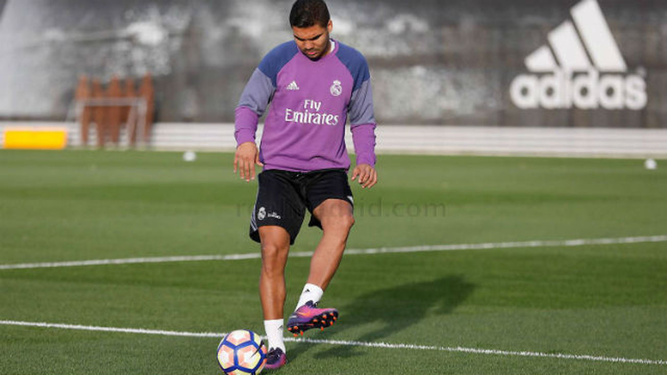 Casemiro vuelve a calzarse unas botas y a tocar balón