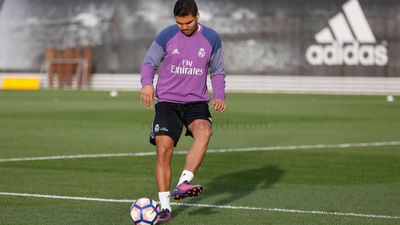 Casemiro vuelve a calzarse unas botas y a tocar balón