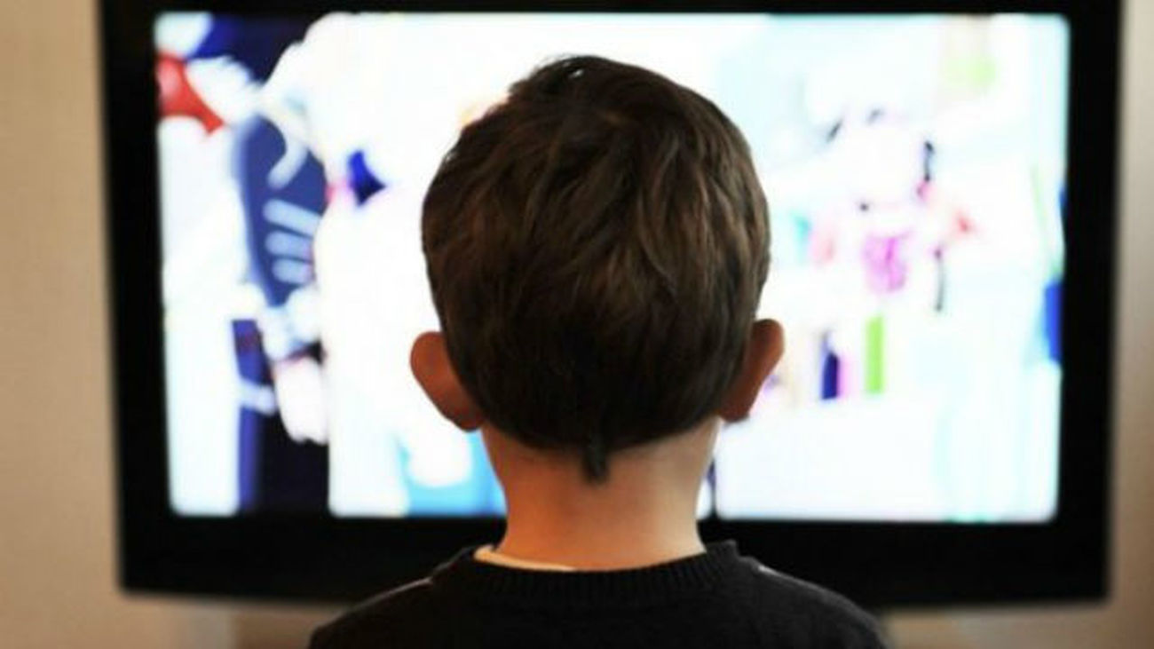 Uno de cada cinco niños de 6 años tiene ya televisión o DVD en su habitación