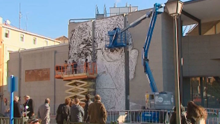 Madrid rinde homenaje a Jóse Saramago con un gran mural de Vhils