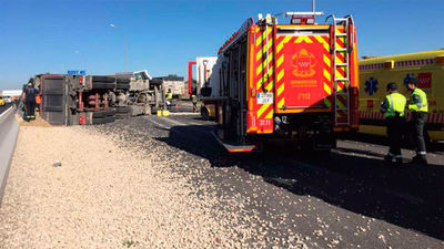 Un camión cargado de grava vuelca en la A-4 en Valdemoro