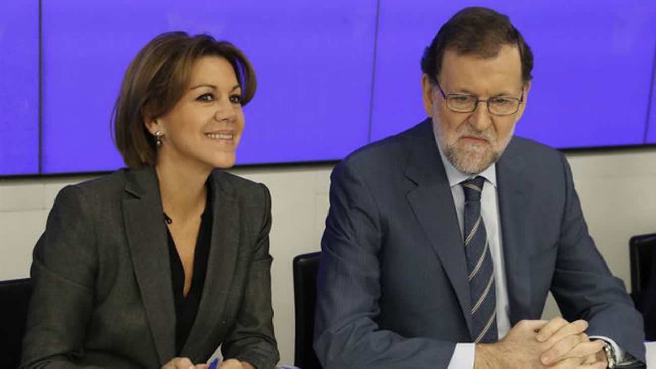 El jefe del Ejecutivo y presidente del PP, Mariano Rajoy, junto a la ministra de Defensa y secretaria general del PP, María Dol