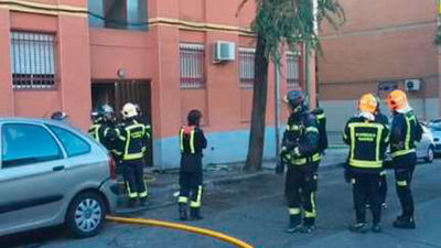 Ocho intoxicados leves en el incendio de un piso en Puente de Vallecas