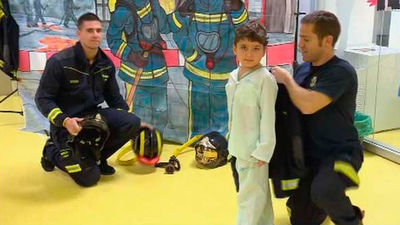 'Bomberos Ayudan' visitan el Ramón y Cajal  para repartir corazones
