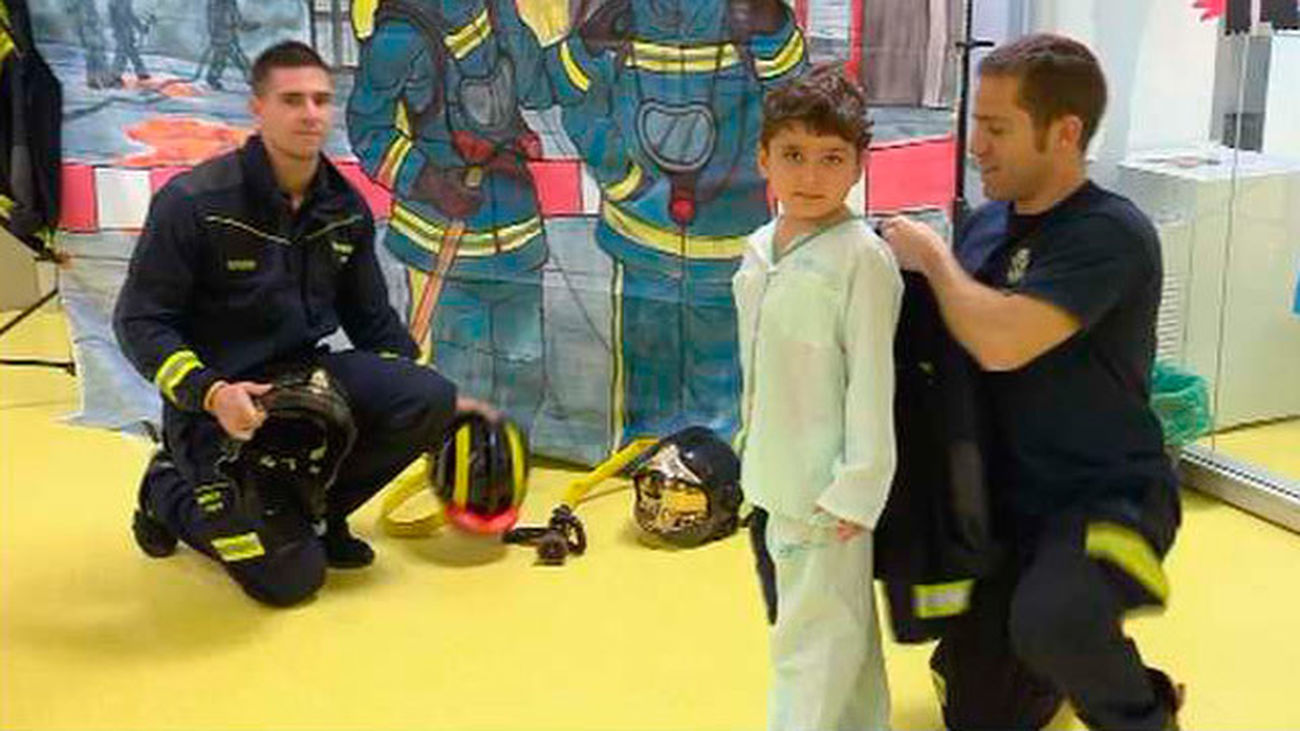 'Bomberos Ayudan' visitan el Ramón y Cajal  para repartir corazones