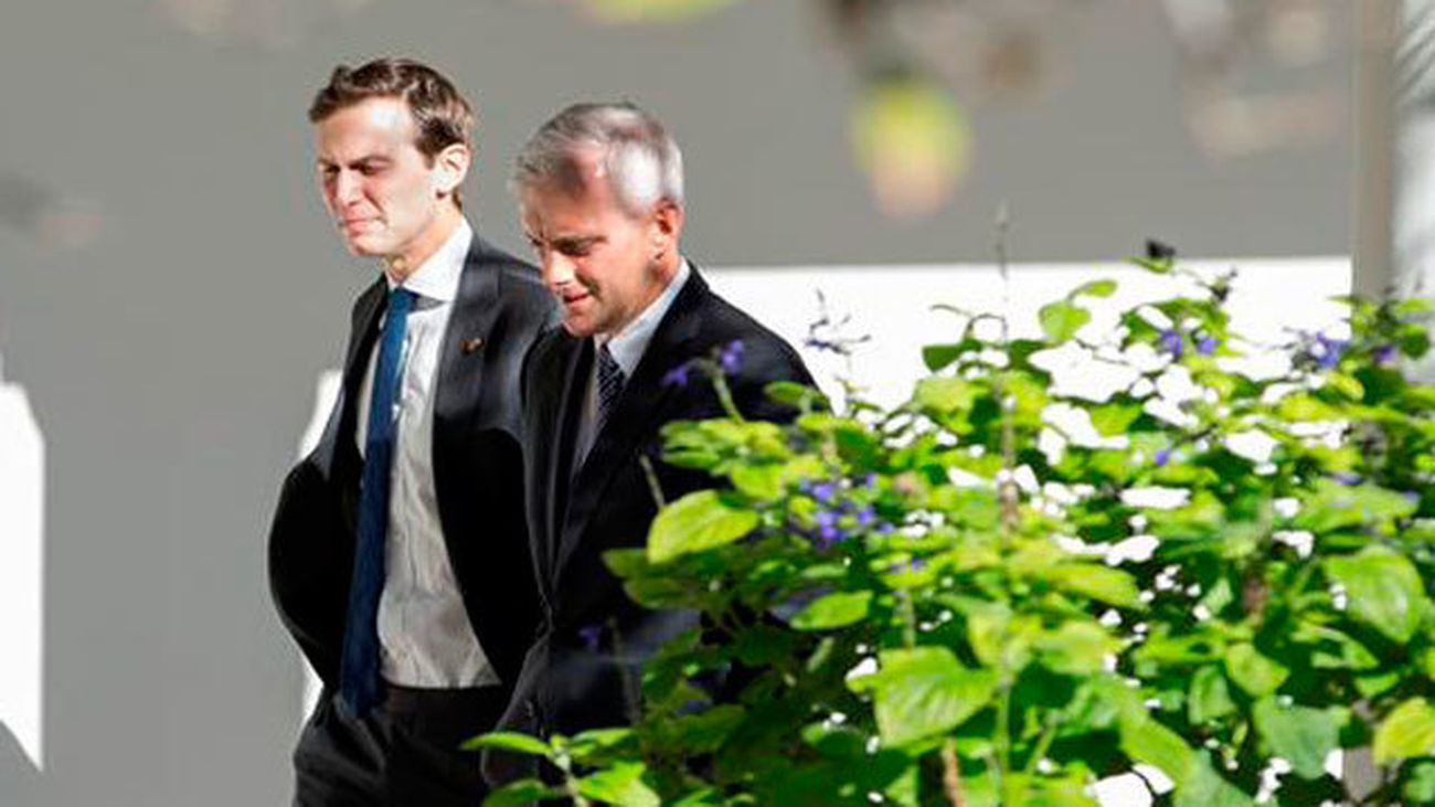 Jared Kushner (izq) con Denis McDonough (dcha)