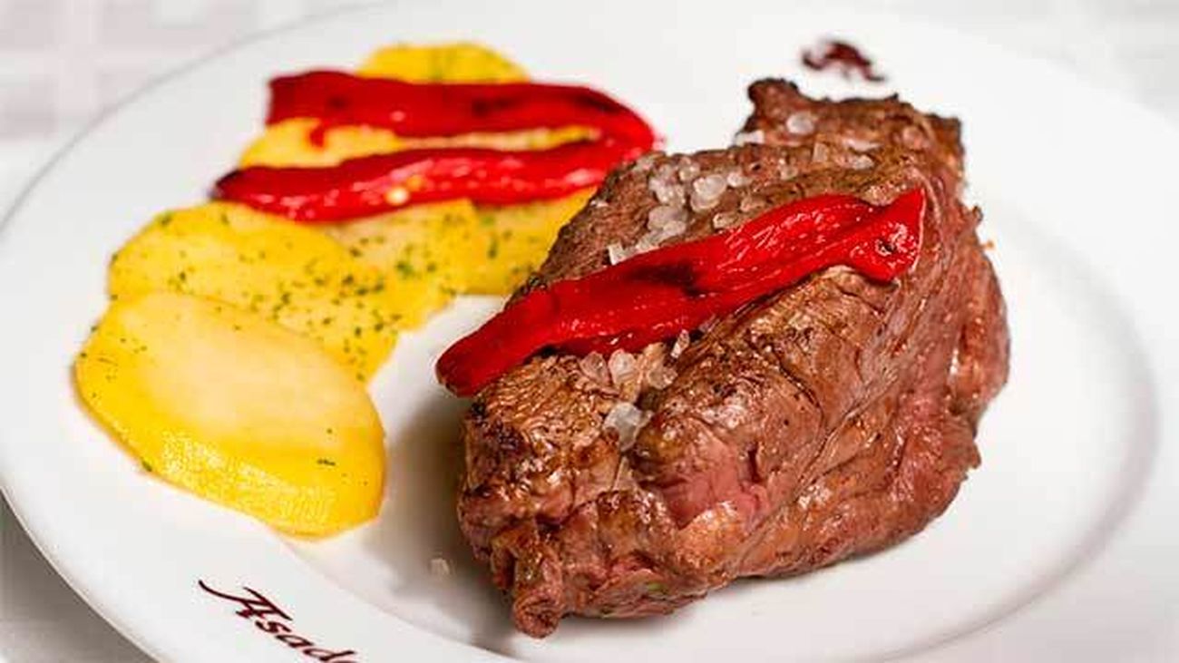 El Asador de Arandilla ofrece como plato principal solomillo de vaca rubia de Guadarrama a la parrilla con patata panadera