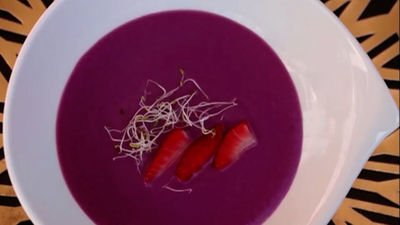 Crema de lombarda con germinados y fresas