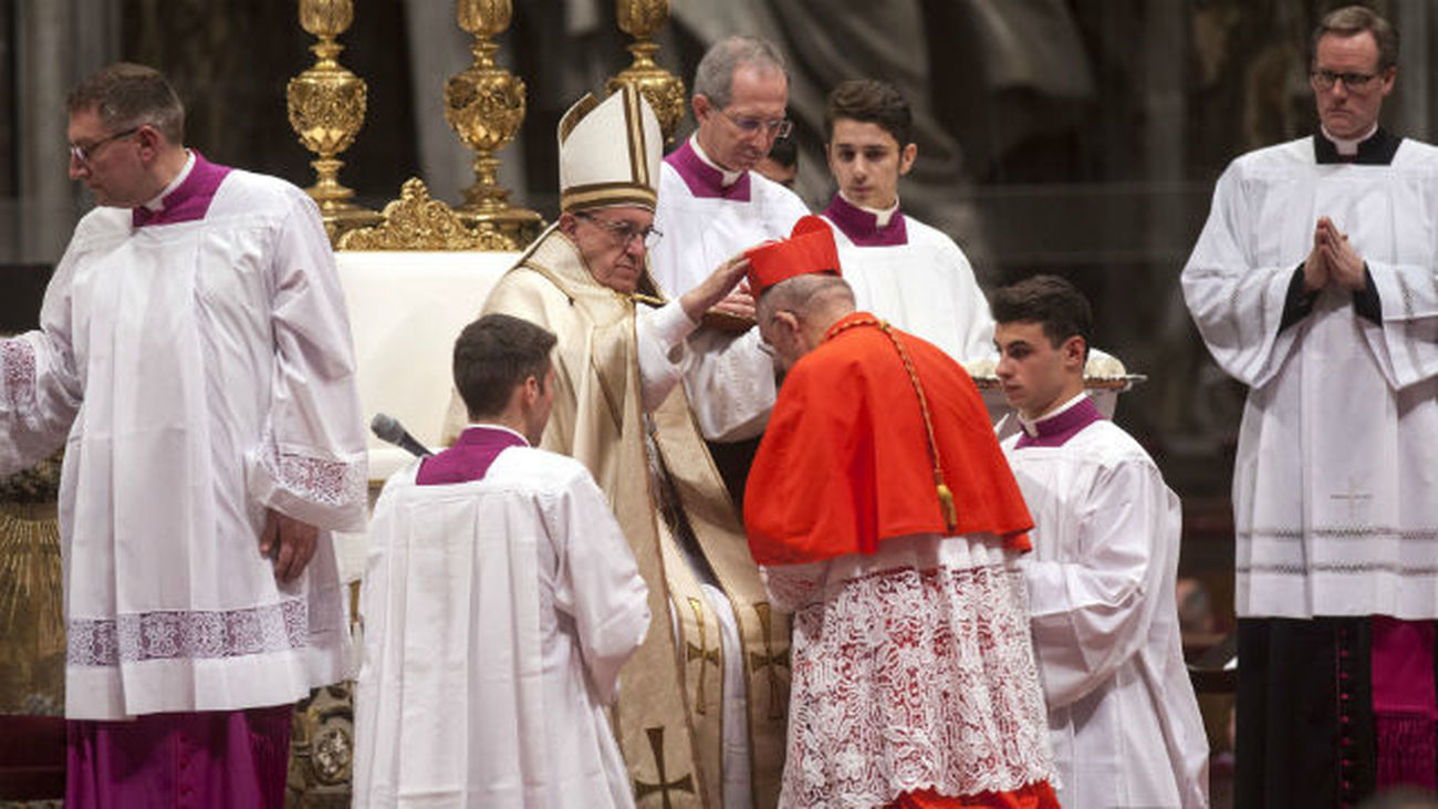 El arzobispo de Madrid, Carlos Osoro Sierra, recibe del papa Francisco la birreta cardenalicia y el anillo