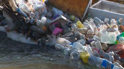 Un vertedero en el río Guadarrama a su paso por Móstoles y Arroyomolinos