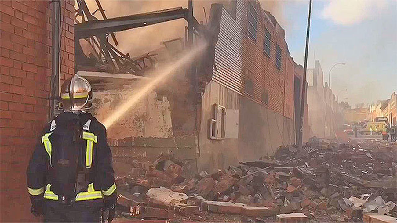 Un incendio sin heridos calcina dos naves de Cobo Calleja