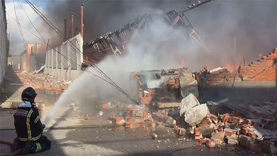 Controlado el incendio de dos naves industriales en el polígono Cobo Calleja