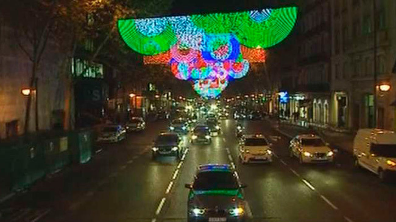 El encendido de la iluminación navideña marca el arranque del IV centenario de la Plaza Mayor