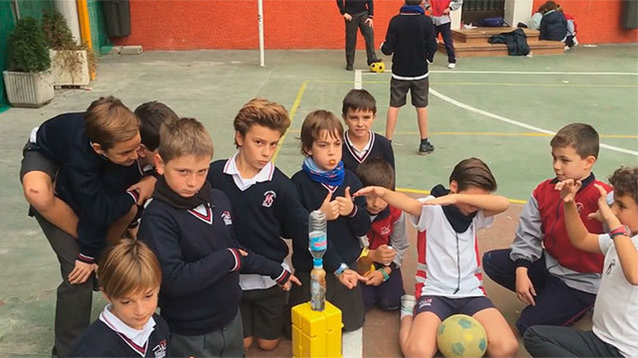 Hasta 350 participantes, entre alumnos y profesores, en el "mannequin challenge" del colegio Sagrada Familia