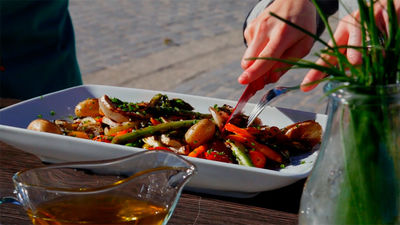 La receta setera: Boletus pinícola con verduras ecológicas y sal en escamas de vino tinto