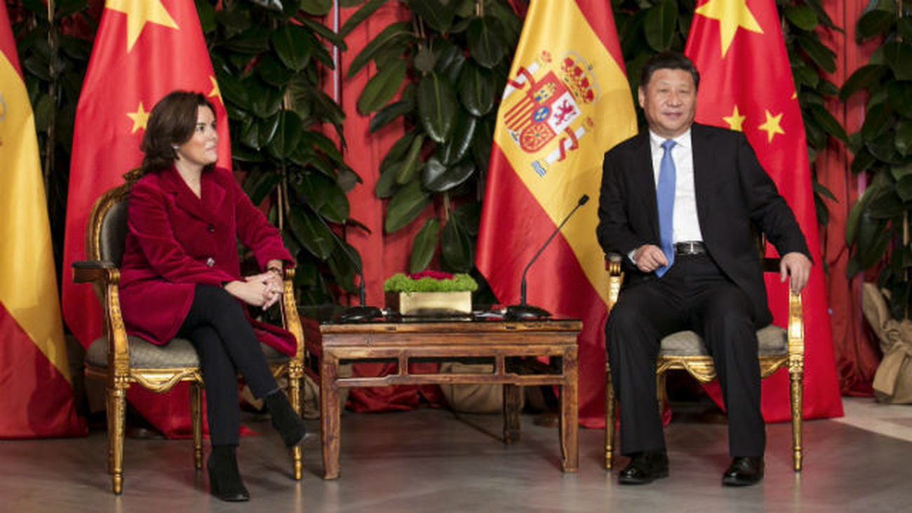 La vicepresidenta del Gobierno , Soraya Sáenz de Santamaría, y el presidente de la República Popular de China, Xi Jinping